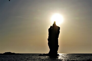 夕日とローソク岩（隠岐の島）