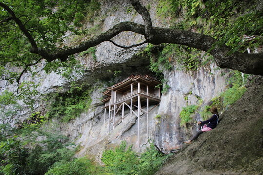 三佛寺投入堂」の写真素材 | 142件の無料イラスト画像 | Adobe Stock