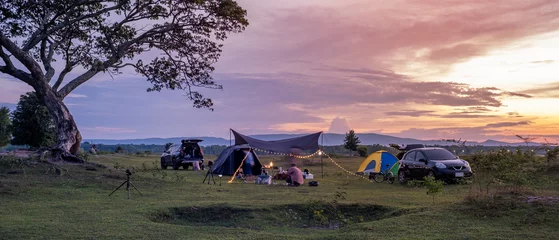 Tableaux ronds sur aluminium Camping Camping in a wide field, Nikhom Nam Un District, Thailand.