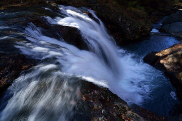 滝に激しく流れ込む川の水
