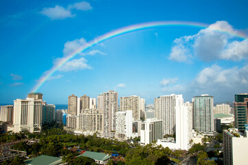 ハワイのビル群と虹