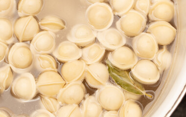 Dumplings made from dough and meat are boiled in boiled water.