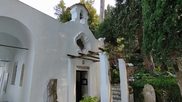 Anacapri - Panoramica della cappella di Villa San Michele dal terrazzino