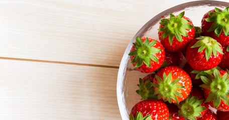 Strawberry background material. Strawberries close-up on the table. Strawberries in a glass bowl.  苺の背景素材。テーブルの上のイチゴのクローズアップ。ガラスの器に入ったイチゴ。