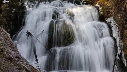 Naklejka premium Wasserfall in den Alpen