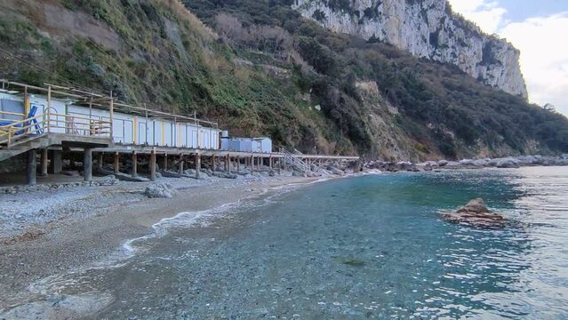 Capri - Panoramica dei Bagni di Tiberio dalla spiaggia