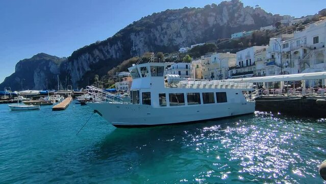 Capri - Panoramica del porto di Marina Grande dal molo