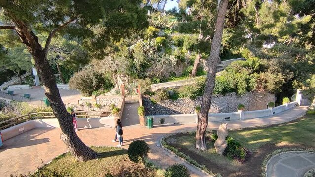 Capri - Turisti ai Giardini di Augusto