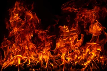 Foto op Plexiglas Brand bles vlammen op zwarte achtergrond. Vuur branden vlam geïsoleerd, abstracte textuur. Vlammende explosie met brandend effect. Brandbehang, abstract kunstpatroon met exemplaarruimte. © Volodymyr