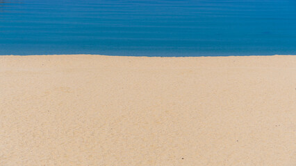 Fototapeta na wymiar 澄んだ浜辺の海の水