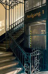 verzierte Aufzugstür an einem historischen Aufzug in einem alten Fabrikgebäude in Berlin