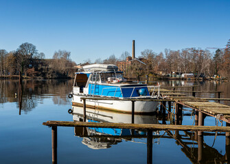 altes Motorboot, steht an einem defekten Holzsteg an der Havel in Spandau