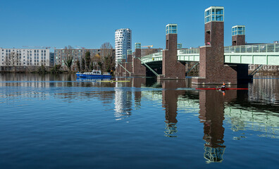 Die Spandauer Seebrücke an der neu erbauten Wasserstadt am Havelufer