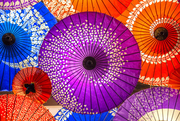 Japanisches Regenschirmmaterial leuchtet