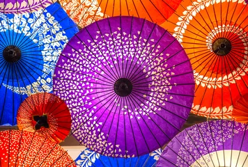 Abwaschbare Fototapete Violett Japanisches Regenschirmmaterial leuchtet