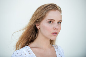 Naklejka premium Spring romantic casual woman portrait. Beautiful girl outdoor, close up beauty young female face on white wall.