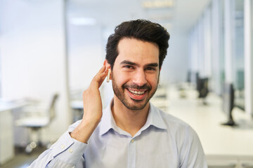 Obraz premium Happy businessman as an entrepreneur with bluetooth