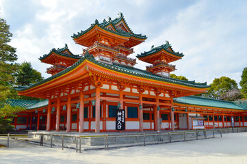 Fototapeta na wymiar 早春の京都市平安神宮の白虎楼
