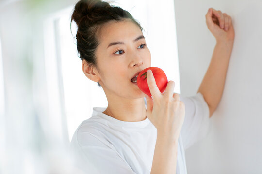果物を食べる健康的な女性