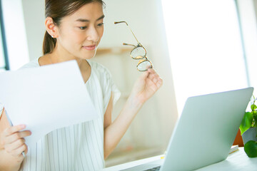 オンライン会議をする女性