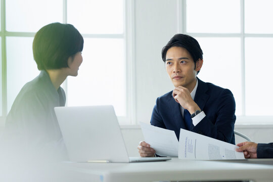 打ち合わせをする男性