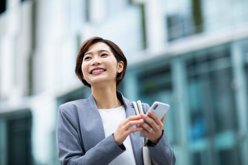 スマートフォンを操作する女性