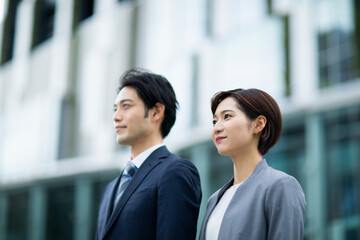 横に並ぶビジネススーツの男女