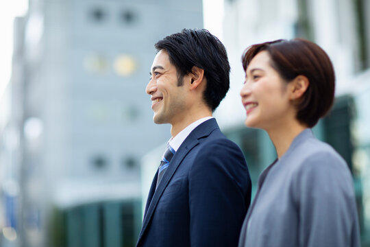 横に並ぶビジネススーツの男女