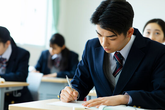 授業を受ける男子高校生