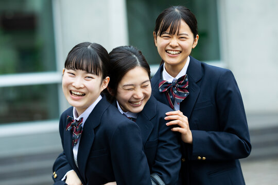 友達と笑顔の女子高生たち