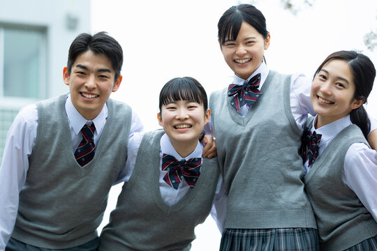 友達と笑顔の高校生たち