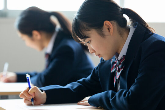 テストを受ける女子高校生