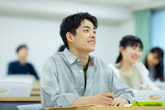 講義を受ける男子学生