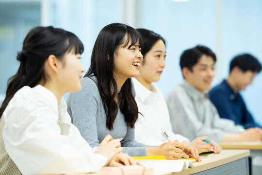 講義を受ける女子学生