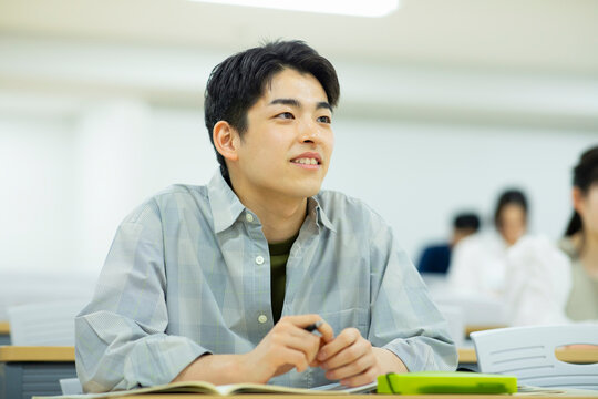 講義を受ける男子学生