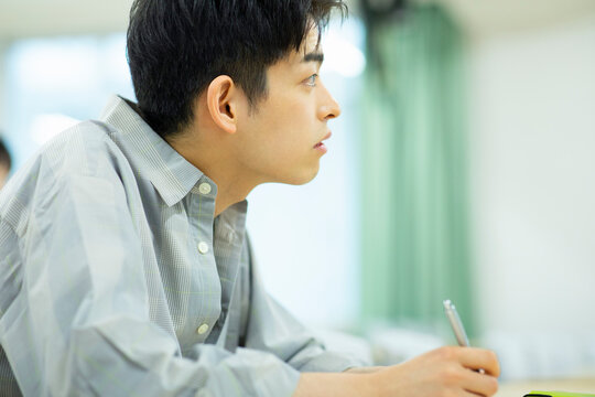 講義を受ける男子学生