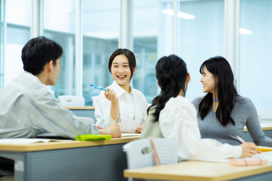 教室で談笑する大学生たち