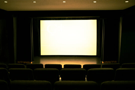 映画館のスクリーンと座席
