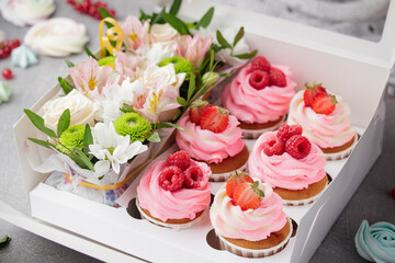 Obraz na płótnie Canvas Pink cupcakes with cream and fresh berries