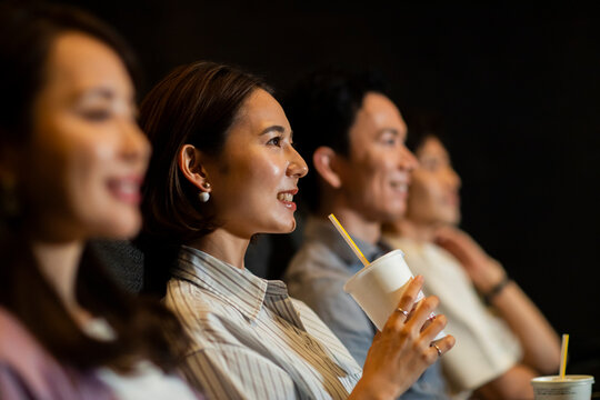 映画を観る女性