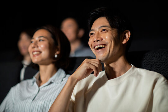 映画を観るカップル