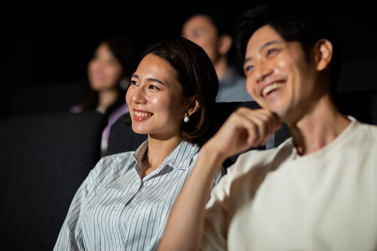 映画を観るカップル