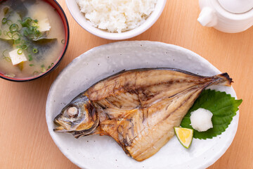 アジの開きを食べる