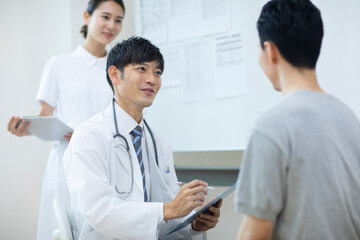 診察をする医師と患者