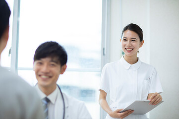 診察のサポートをする看護師