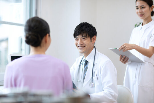 診察をする医師と患者