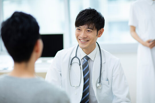 診察をする医師と患者