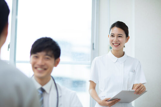 診察のサポートをする看護師