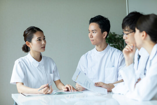 打ち合わせをする医師と看護師たち