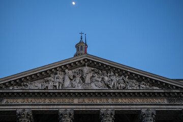 Fototapeta na wymiar View of the sculptures on the pantheon of Paris and the moon in the sky